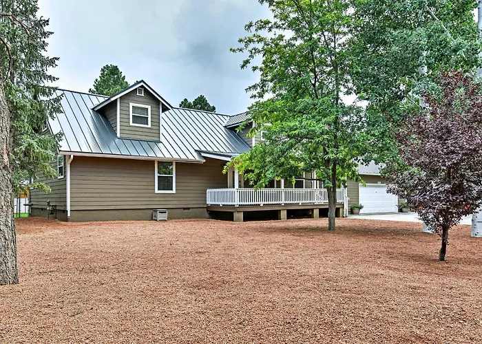 Game Room, Yard, Deck & Fireplace: Lakeside