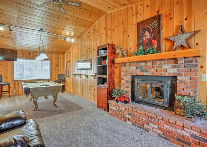 Game Room, Yard, Deck & Fireplace: Lakeside *